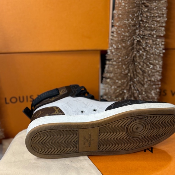 Louis Vuitton Monogram Eclipse High-Top Sneakers-Authentic - Picture 5 of 7